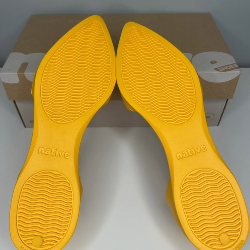 Native Women's Audrey Flats in Groovy Yellow - Picture 3 of 5